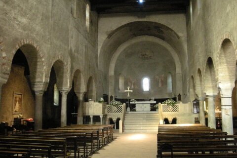 Agliate interno della basilica