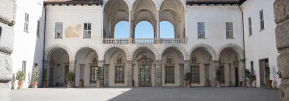 Cortile-donore_Palazzo-Arese-Borromeo-571x200.jpeg