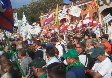 Pubblico_alla_Festa_dei_popoli_padani_2012-360x250.jpg